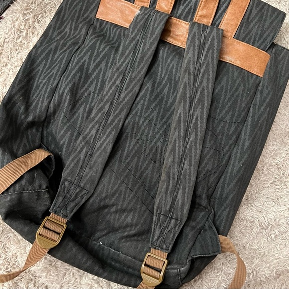 Roxy Black Grey Chevron Stripe Backpack - Picture 2 of 4